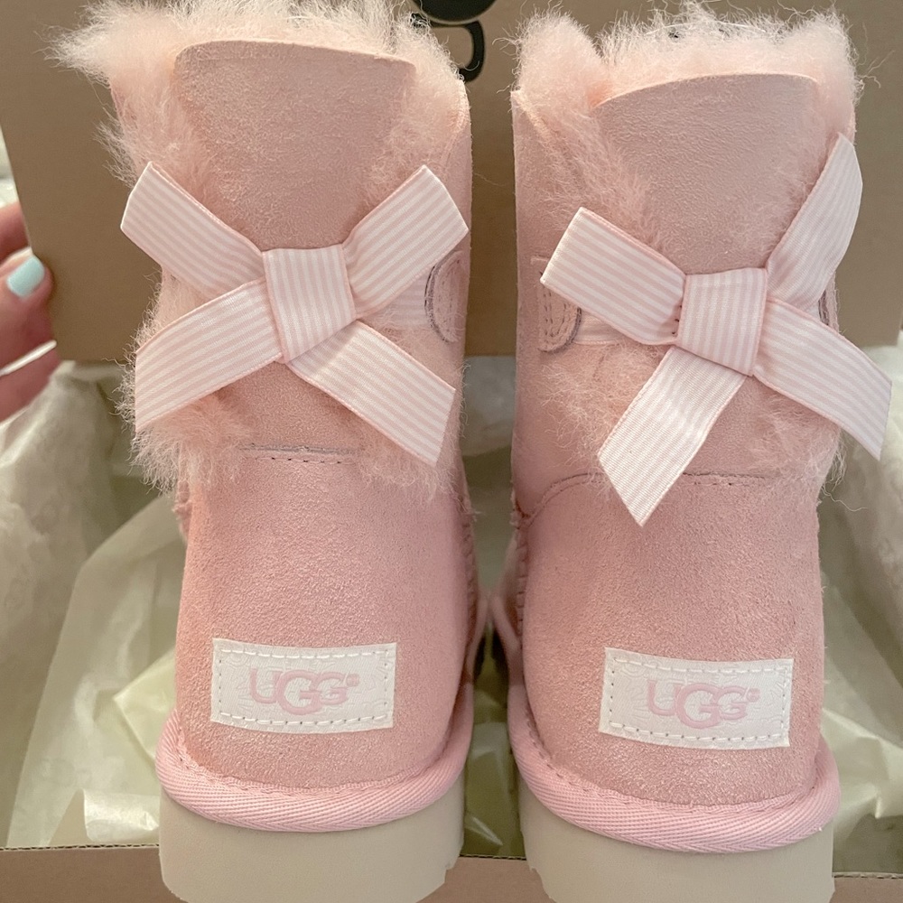 🎀NEVER WORN UGG BAILEY BOW 🎀